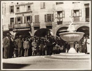 Mantova - Piazza Broletto - Inaugurazione della fontana dei Delfini - Visita di gerarchi fascisti