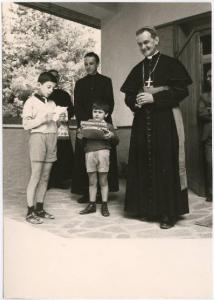Baselga di Pinè - Colonia - Antonio Poma, vescovo di Mantova, all'ingresso dell'edificio - Bambino in atto di leggere un discorso