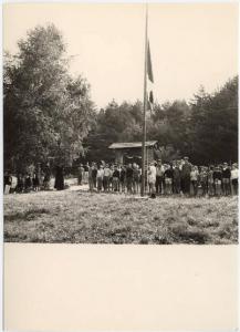 Baselga di Pinè - Colonia - Fanciullo in atto di innalzare la bandiera italiana