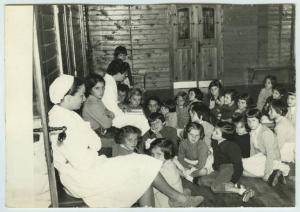 Baselga di Pinè - Colonia - Gruppo di bambine con due assistenti