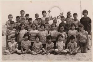 Ritratto di gruppo - Pinarella - Colonia - Soggiorno estivo - Bambini con assistente sulla spiaggia