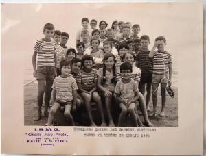 Ritratto di gruppo - Pinarella - Colonia - Soggiorno estivo - Bambini con assistente sulla spiaggia