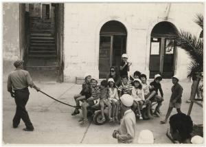 Spalato - Soggiorno estivo - Gruppo di bambini con assistente seduti su un carretto trainato da un uomo