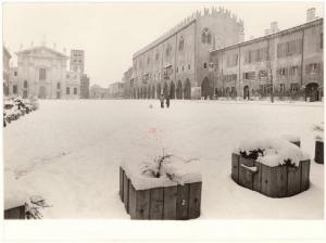 Mantova - Piazza Sordello coperta di neve - Duomo - Palazzo del Capitano