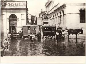 Mantova - Alluvione - Piazza Garibaldi ora Martiri di Belfiore - Ambulanza e carrozza della Croce Rossa
