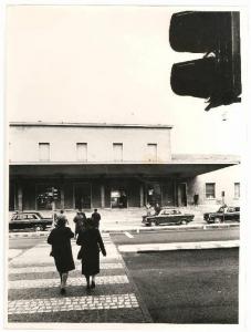 Mantova - Stazione ferroviaria - Persone sulle strisce pedonali