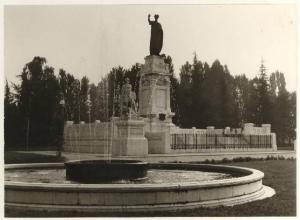 Mantova - Giardini di Piazza Virgiliana - Fontana - Monumento a Virgilio