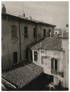 Mantova - Facciate di vecchie case - Cortile interno