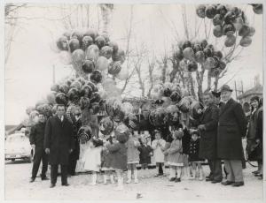 Festa del bambino - Mantova - Giardini del Te - Parco dei divertimenti - Ritratto di gruppo con bambini con palloncini