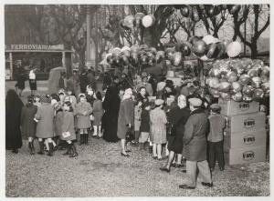 Festa del bambino - Mantova - Giardini del Te - Parco dei divertimenti - Bambini con palloncini
