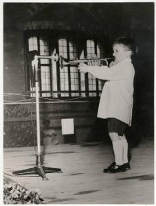 Mantova - Spettacolo di bambini - Bambino in atto di suonare la tromba