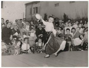 Mantova - Recita di bambini - Bambina danzante