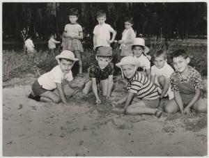 Mantova - Bosco Virgiliano (?)  - CRES estivo - Gruppo di bambini sulla sabbia