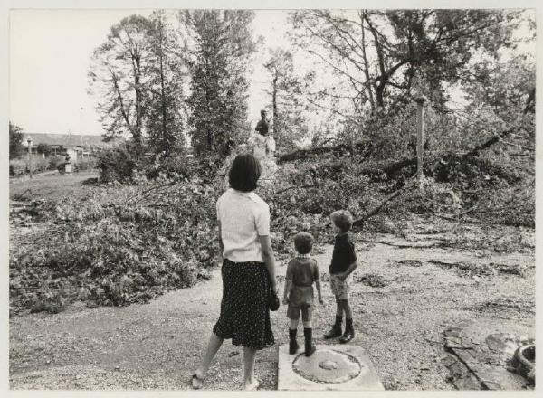 Tornado - Mantova - Giardini Tazio Nuvolari - Donna e due bambini tra i detriti di piante