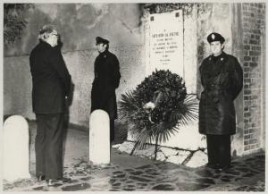Mantova - Gianni Usvardi, sindaco di Mantova, davanti alla lapide commemorativa di Vittorino da Feltre - Due vigili urbani