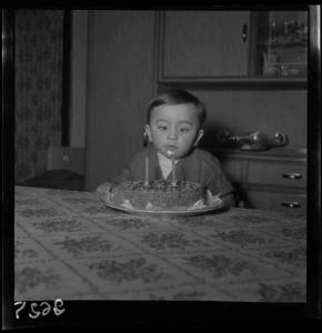 Ritratto infantile - Famiglia Barca - Bambino nell'atto di spegnere due candeline sulla torta di compleanno