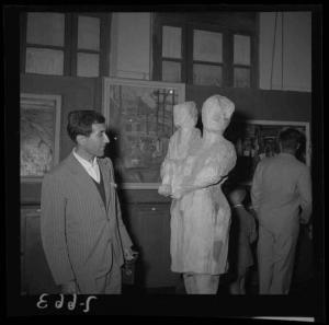 Premio di Suzzara - Suzzara - Decima edizione 1957 - Uomo intento ad osservare una scultura in esposizione