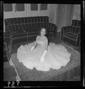 Ritratto femminile - Famiglia Apicella - Giovane donna con abito elegante seduta nel salotto della propria abitazione