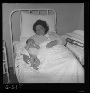 Ritratto - Puerpera con neonato - Mantova - Ospedale Carlo Poma