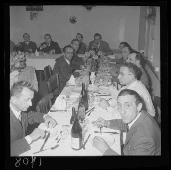 Ritratto di gruppo - Amici seduti al tavolo durante una cena - Interno