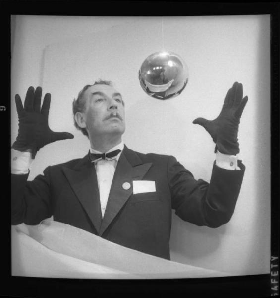 Spettacolo illusionistico - Il prestigiatore Paolo Brusini durante un numero con una sfera - Interno