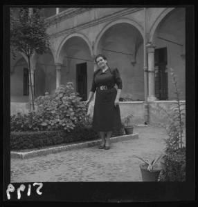 Ritratto femminile - Impiegata statale - Mantova - Chiostro del Palazzo dell'Intendenza di Finanza