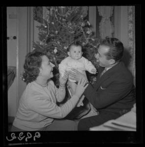 Ritratto di famiglia - Famiglia Pezzoli - Genitori con neonata - Albero di Natale