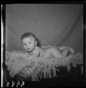 Ritratto infantile - Famiglia Grignoffini - Neonato nudo sdraiato - Interno
