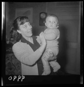 Ritratto infantile - Famiglia Grignoffini - Adulta con neonato in braccio - Interno
