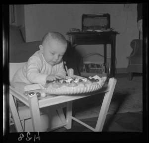 Ritratto infantile - Famiglia Turchetti - Bambino davanti alla torta sul seggiolone - Primo compleanno - Interno