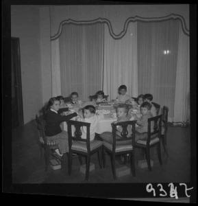 Ritratto infantile - Bambini attorno alla tavola imbandita - Compleanno bambino famiglia Morenghi - Interno