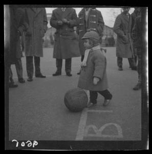 Ritratto infantile - Bambino con pallone - Mantova - Campo sportivo