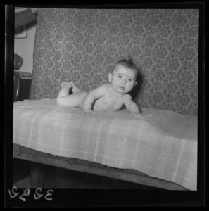 Ritratto infantile - Famiglia Carli - Neonata nuda sdraiata sul divano - Interno