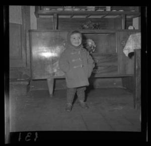 Ritratto infantile - Bambina con cappotto - Interno
