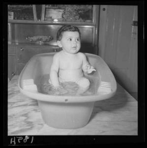 Ritratto infantile - Famiglia Dalla Casa - Bambino nella vaschetta durante il bagno - Interno