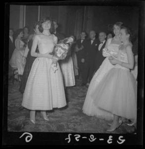 Ritratto femminile - Veglia di Temi 1957 - Mantova - Circolo cittadino - Miss Temi 1957 con mazzo di fiori - Invitate in abito bianco