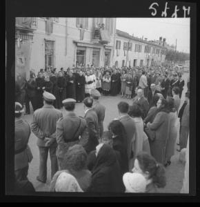 Cerese di Virgilio - L'arrivo del nuovo parroco don Nando Tagliavini - La folla vicino alla chiesa