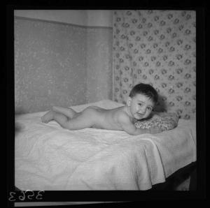 Ritratto infantile - Famiglia Corradini - Neonato nudo sdraiato - Interno