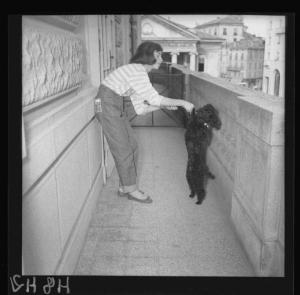 Ritratto femminile - Giovane ragazza con cagnolino - Famiglia Giacominelli - Balcone di casa - Mantova - Corso Vittorio Emanuele