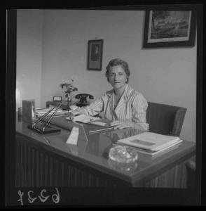 Ritratto femminile - Donna seduta alla sua scrivania - Ufficio - Interno