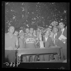 Ritratto di gruppo - Il vincitore Angelo Viera della Ozo-Guerra sul podio con la coppa della vittoria - Mantova - Parco Te