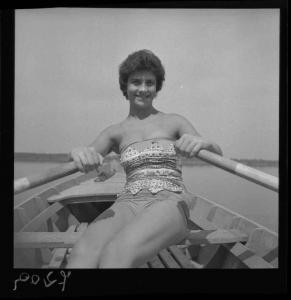 Ritratto femminile - Giovane donna in costume da bagno su barca a remi - Mantova - Rive del lago