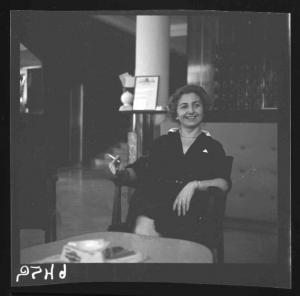 Ritratto femminile - Impiegata dell'Hotel Jolly seduta in poltrona - Mantova - Hotel Jolly