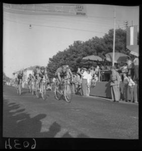 Corse ciclistiche 1957 - Mantova - Parco Te - Ciclisti al traguardo