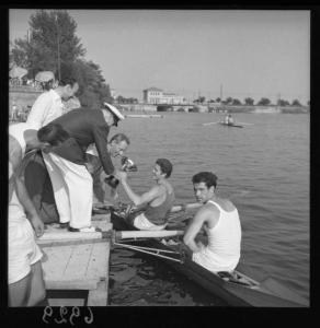 Campionati assoluti di canottaggio 1957 - Mantova - Lago Superiore - Arrivo al traguardo di un equipaggio di due vogatori - Consegna della coppa