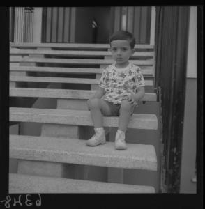 Ritratto infantile - Bambino seduto sulle scale - Mantova - Valletta Valsecchi - Esterno