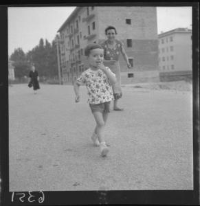 Ritratto infantile - Bambino nell'atto di correre seguito da una donna - Mantova - Valletta Valsecchi - Case popolari - Donna in nero sullo sfondo