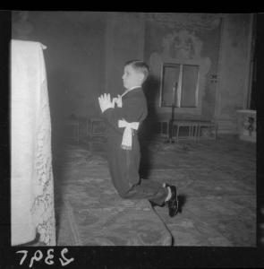 Ritratto infantile - Bambino inginocchiato all'altare - Prima Comunione - Mantova (?)