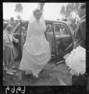 Ritratto femminile - Sposa davanti all'automobile - Matrimonio famiglie Marchiorio-Bergamaschi - Invitati in osservazione - San Fermo di Piubega