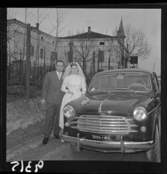 Doppio ritratto - Coppia di sposi vicino ad un'autovettura - Sposalizio famiglia Berzaghi-Falavigna - Villa Saviola